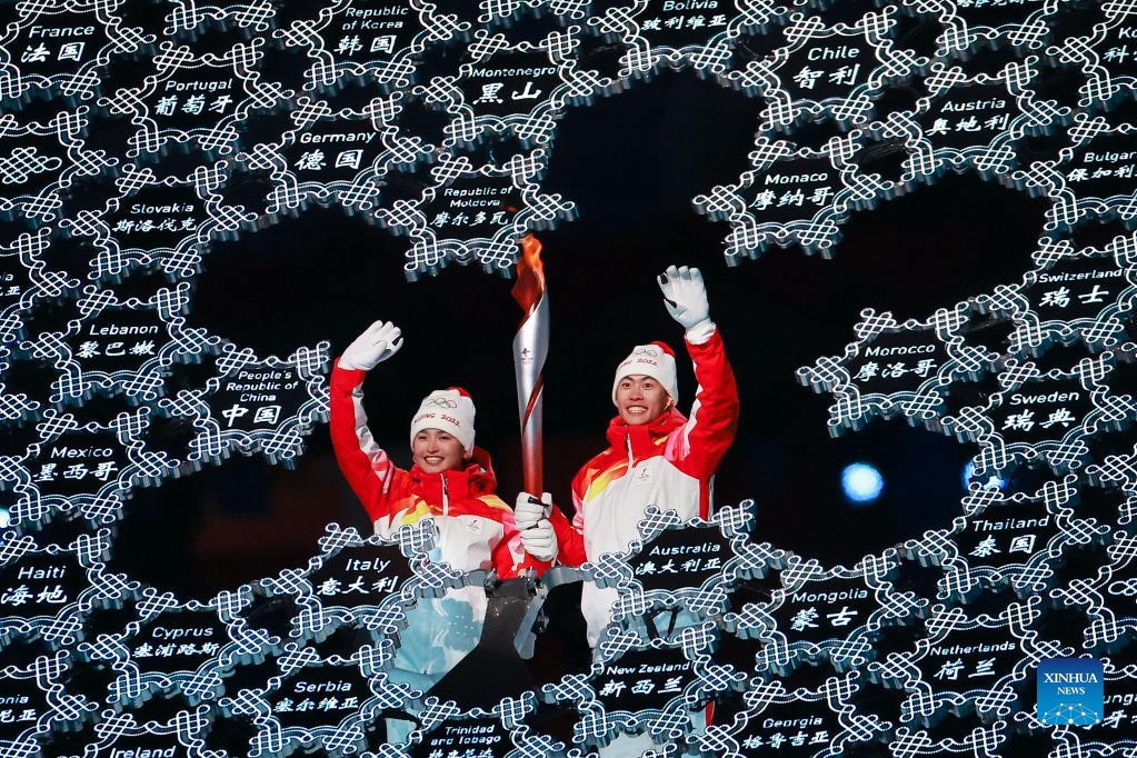 Read more about the article Η Φλόγα της Ολυμπίας φωτίζει τους Χειμερινούς Ολυμπιακούς Αγώνες