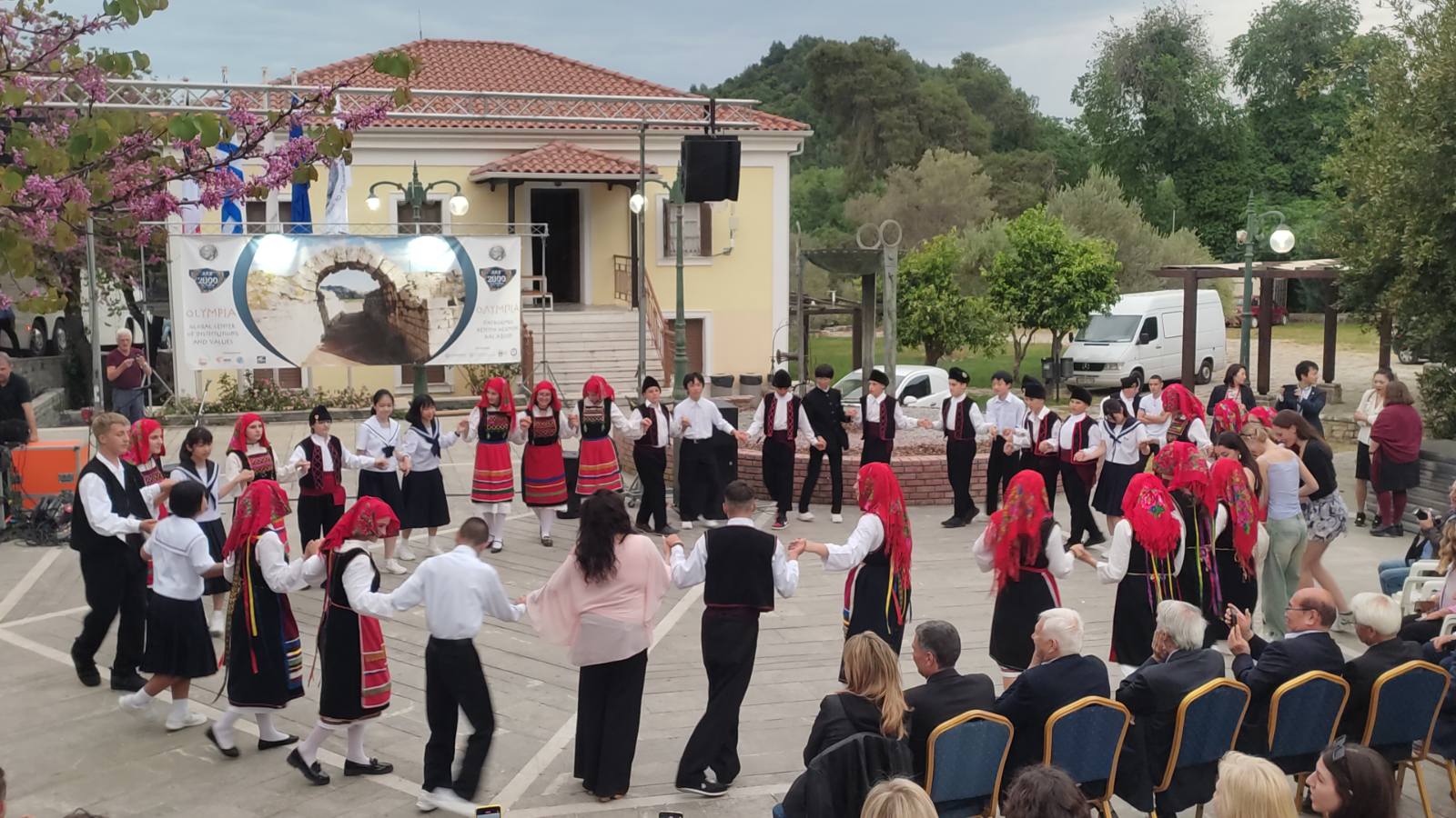 Read more about the article Συγκίνησαν οι Έλληνες και οι Ιάπωνες με τους παραδοσιακούς χορούς και τις μουσικές τους!